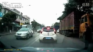 Man wants to scam driver by hitting car