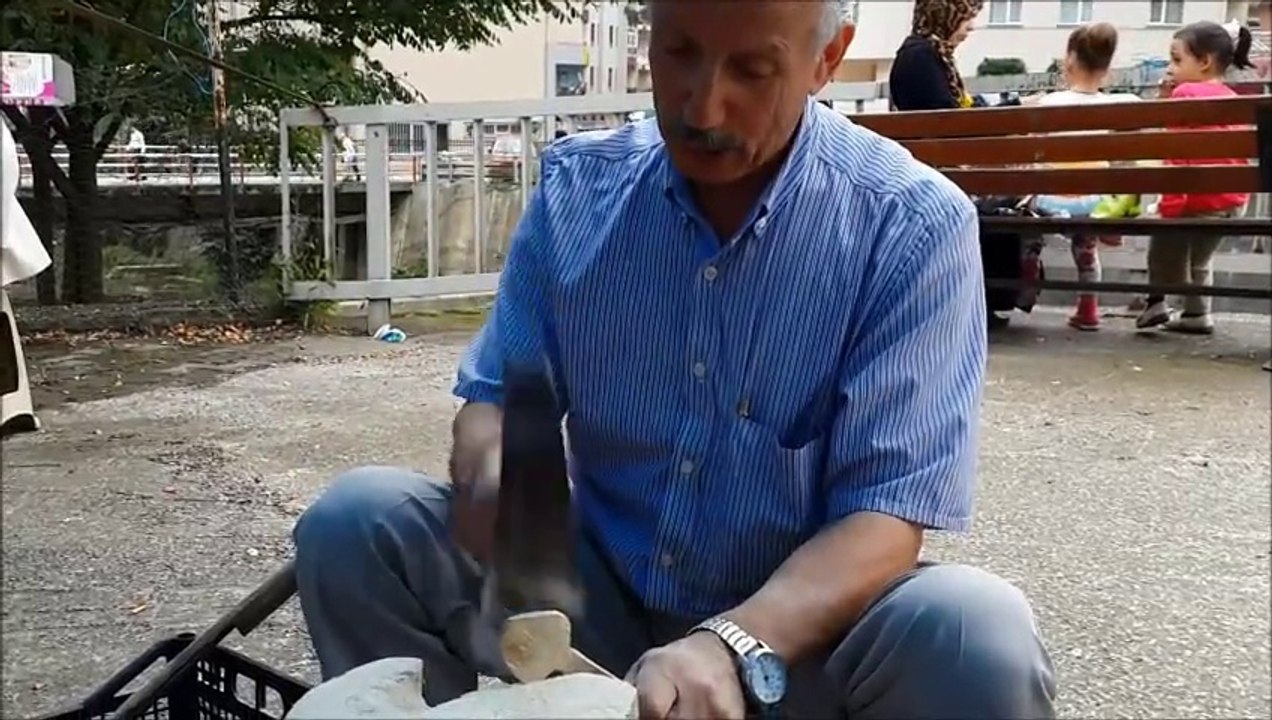 Çaykara pazarında bir kaşık ustası