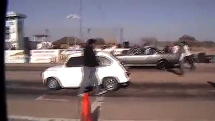 Um pequeno Fiat 600 contra um mostro Dodge GTX