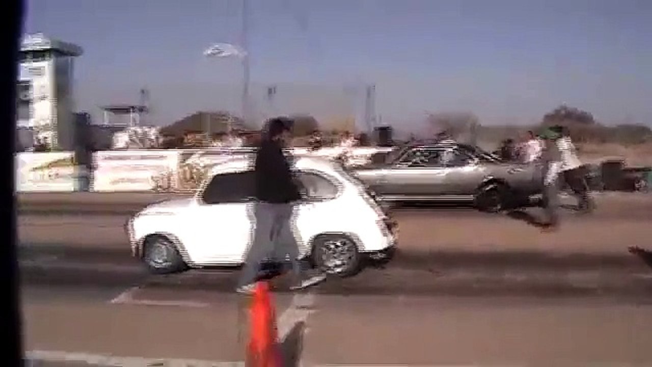 Um pequeno Fiat 600 contra um mostro Dodge GTX