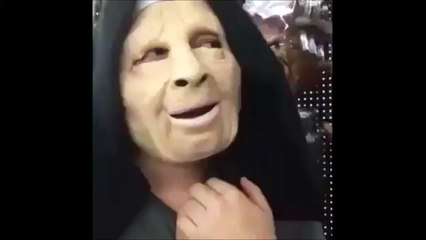 Il se prend un doigt dans la bouche... Un très très long doigt! Douloureux!