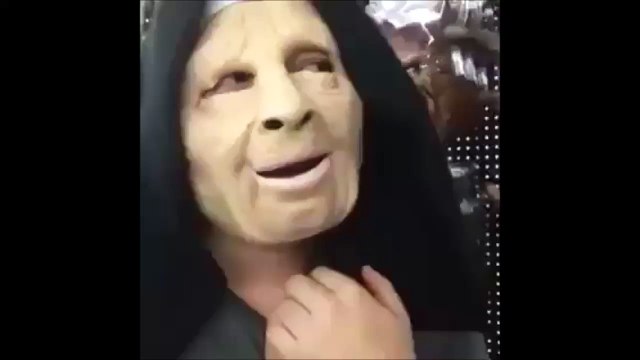 Il se prend un doigt dans la bouche... Un très très long doigt! Douloureux!