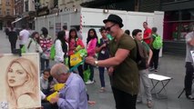 Un homme s'amuse à chatouiller des inconnus dans la rue - Caméra cachée énorme