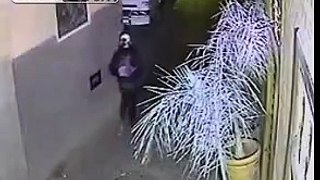 Thief attacks with machete a couple