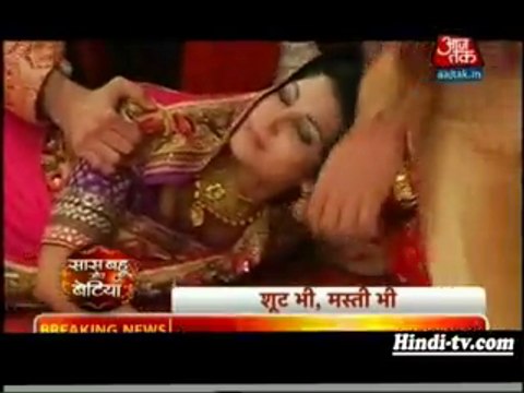 Swara aur Sanskar ki Shaadi hote dekh Sanskar ki maa gir gayi sidiyo se Chakkar Khake - 30 september 2015 - Swaragini