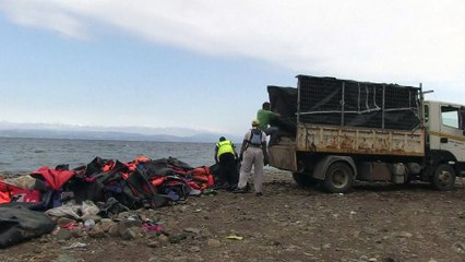 A Lesbos, la marée noire et orange de la crise migratoire