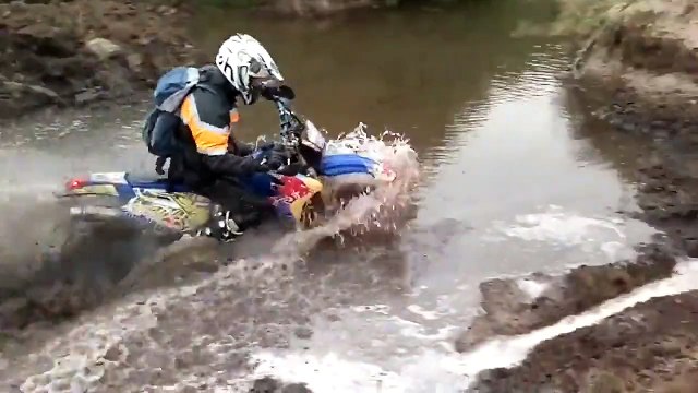 Un petit bain de boue à moto