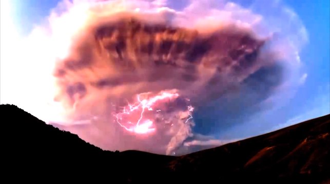 Cinq orages volcaniques à travers le monde