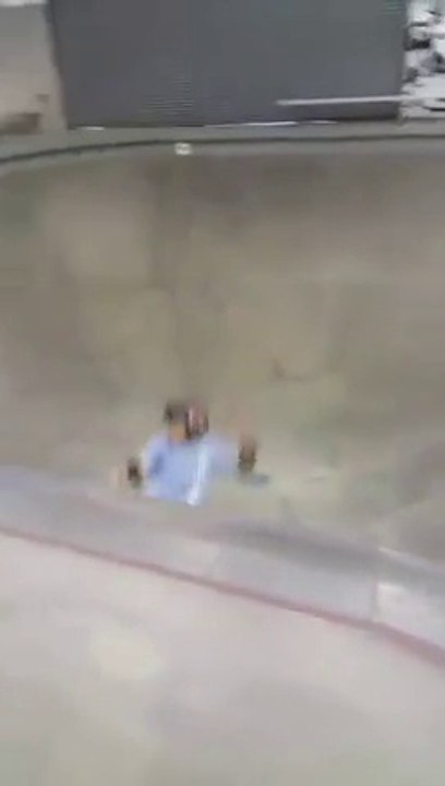 Un gamin passe un 900° parfait en skateboard... Mieux que Tony Hawk