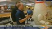 Un reporter attaqué par une quille de Bowling géante... Moment hilarant en direct à la TV