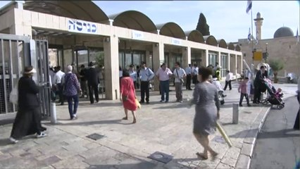 آلاف اليهود يتوافدون إلى باحة حائط البراق