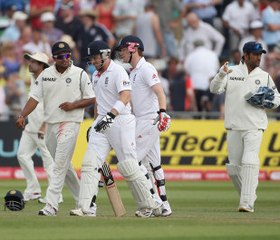 Ian Bell's run out against India - Dhoni calls him back  India vs England 2nd Test 2011