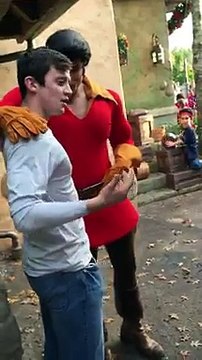 Gaston de La Belle et la Bête fait un concours de pompes