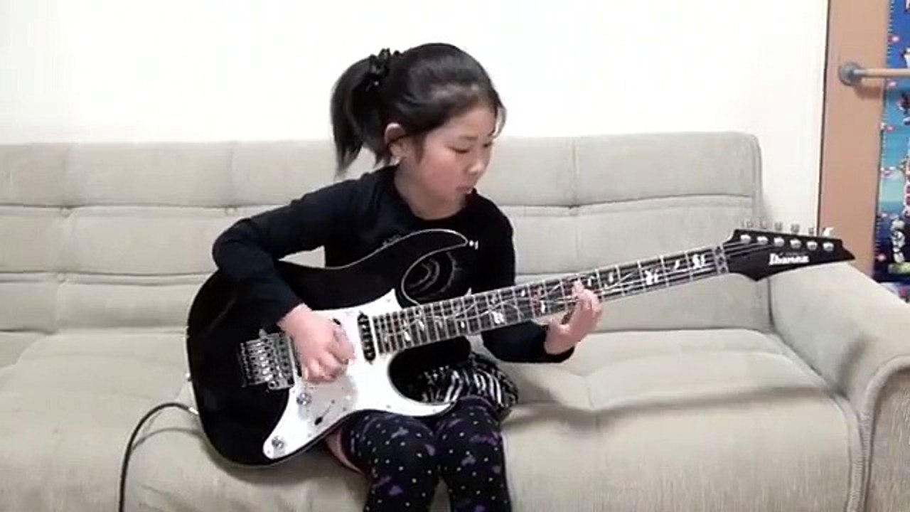8-Years-Old Girl Playing Guitar - VideosMunch