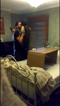 Un papa et son fils s'amusent à se faire des prises de Catch... En mode WWE!