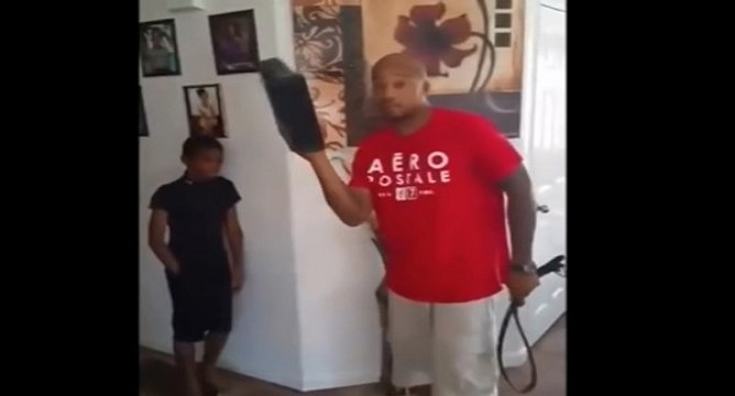 Il écrase la XBOX 360 de son fils avec sa voiture pour le punir