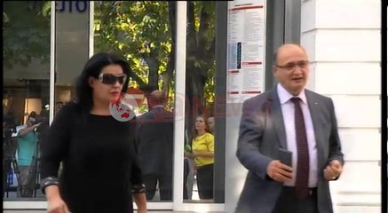 Gruaja e Ismailajt mbërrin në polici, do pyeten edhe Doshi me Priftin - Ora News - Lajmii i fundit