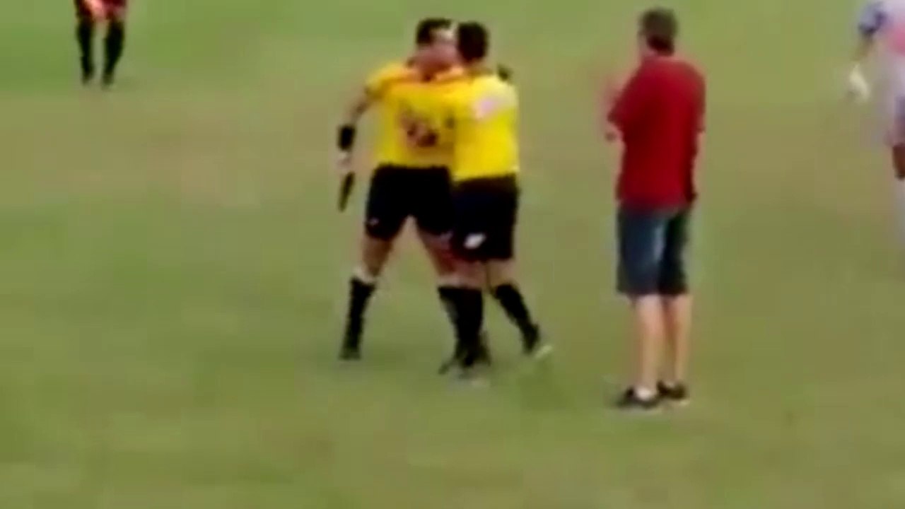 En plein match, l'arbitre sort son arme