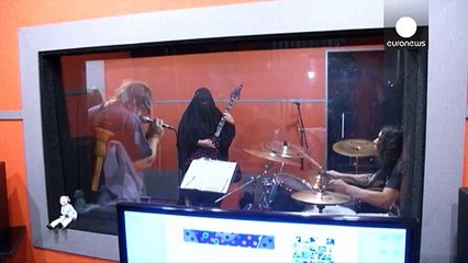 Kara çarşaflı elektro gitarist Gisele Marie