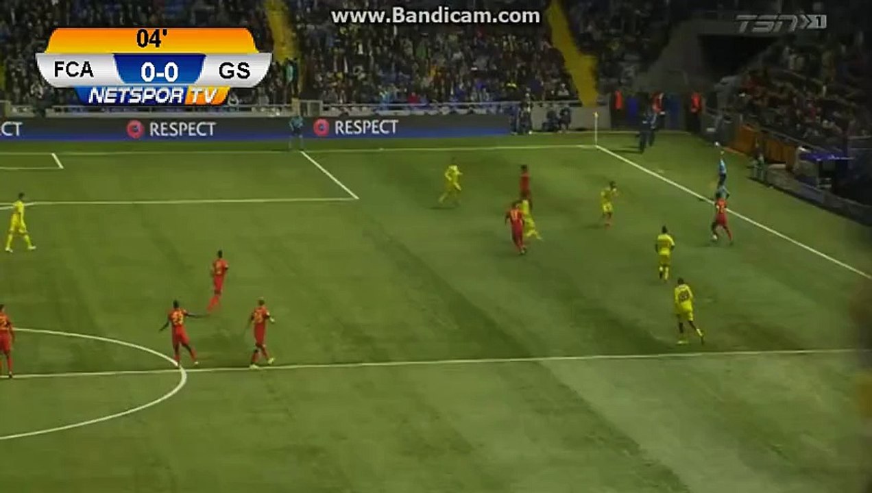 4' Wesley Sneijder çok sert vurdu, kaleci iyi çıkardı.