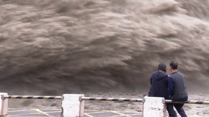 大迫力、台風通過後のダム放水映像