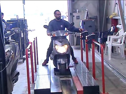 Ουρές στο ΚΤΕΟ στη Λαμία για να προλάβουν το πρόστιμο