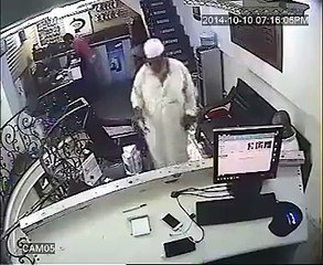 kia is admi ko ye harkat zaib dati hai