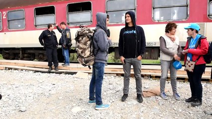 Orlando Bloom meets Syrians in Macedonian migrant camp