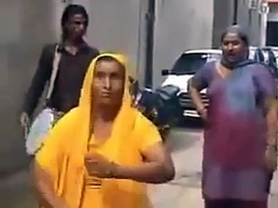 Very funny bhangra (punjabi) dance