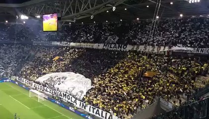 Juventus-Siviglia, la curva durante l'inno della Champions