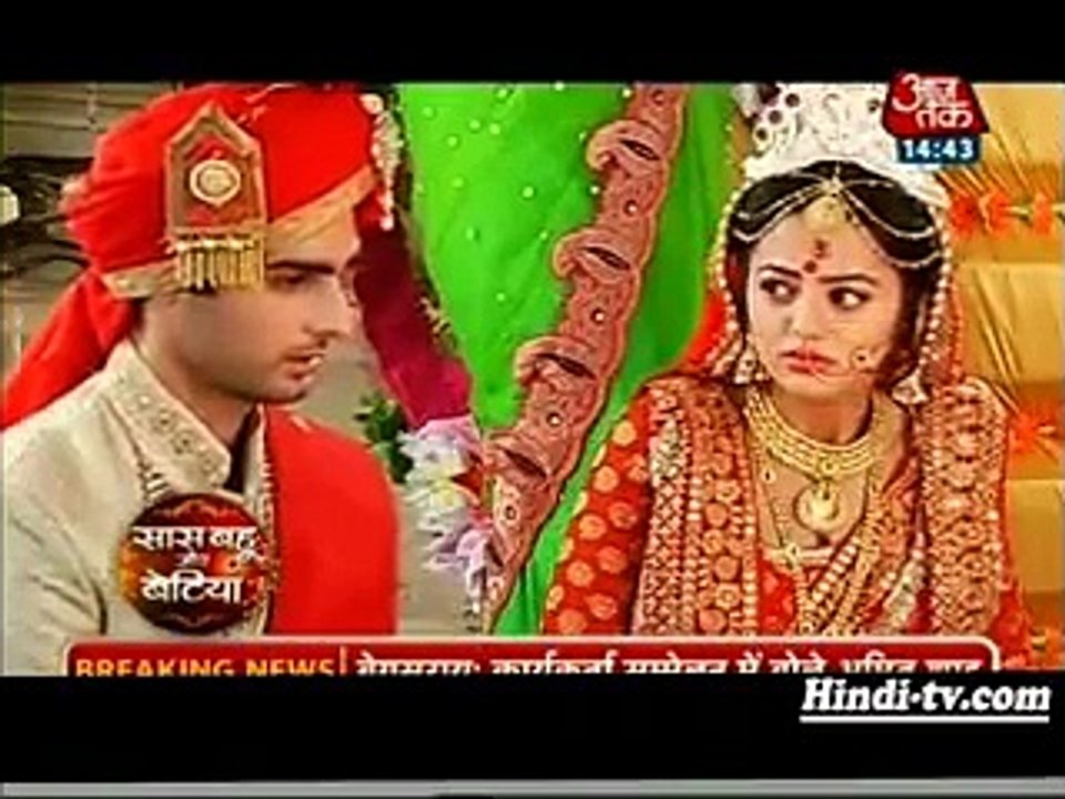 Swara aur Sanskar ki Shaadi hote dekh Sanskar ki maa gir gayi sidiyo se Chakkar Khake - 30 september 2015 - Swaragini