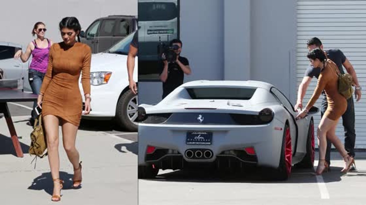 Kylie Jenner trägt blaue Kontaktlinsen in Los Angeles