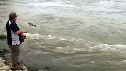 Un pêcheur attrape un poisson avec un slingbow