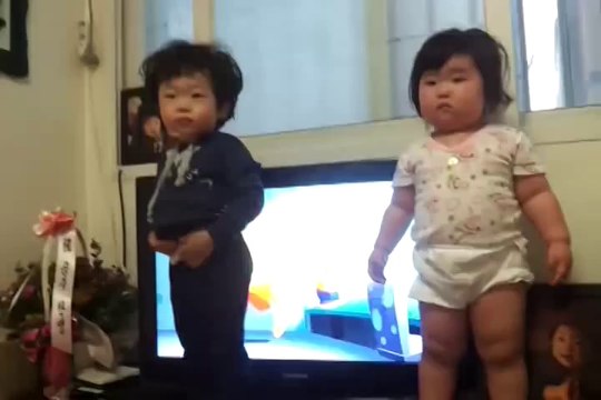 Bébés danseurs! Adorable et trop choux! ......dansend baby's , schatig