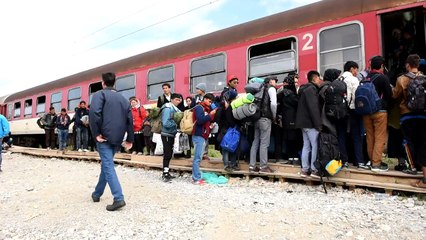 اورلاندو بلوم يتفقد اللاجئين عند الحدود بين اليونان ومقدونيا