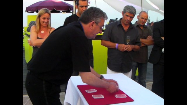 ANIMATION TABLE DE TRICHE MAGICIEN POUR ENTREPRISE ANIMATION POKER POUR SOIREE D'ENTREPRISE FRANCKY LE TRICHEUR MAGIE CLOSE UP ANIMATION MAGICIEN POUR MARIAGE