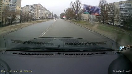 Дети переходят дорогу. На это невозможно смотреть!