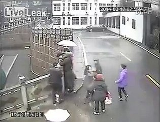 People rush to stop woman from committing suicide