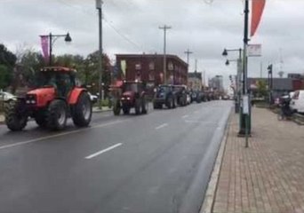 Tractors Block Ottawa Streets in Protest