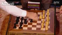 Chess grandmaster Magnus Carlsen vs Bill Gates