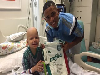 Gabriel Jesus visita pequeno torcedor palmeirense em hospital, e joga videogame com ele