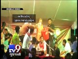 BJP leaders in Vadodara seen tossing money during 'Dayro' - Tv9 Gujarati