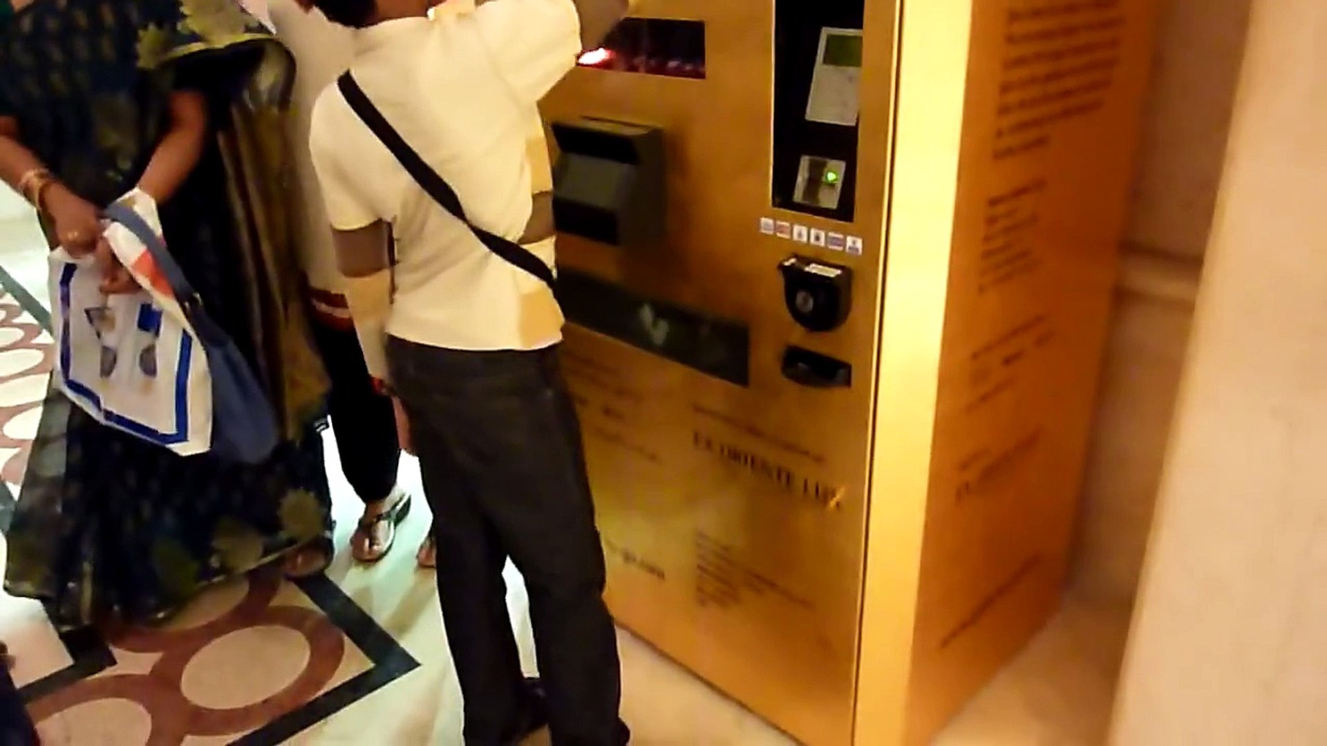 Distributeur automatique d'or à Dubaï - Vidéo Dailymotion