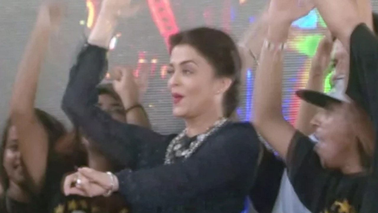 Aishwarya Rai DANCES LIVE @ Mithibai College | Jazbaa Promotion
