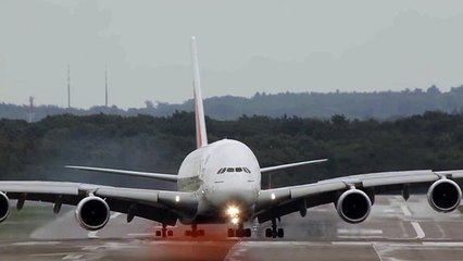 El inmenso Airbus A380 aterriza con viento cruzado.
