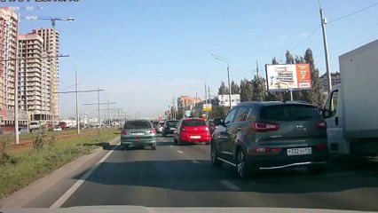 Une drôle de réaction au volant de sa voiture.