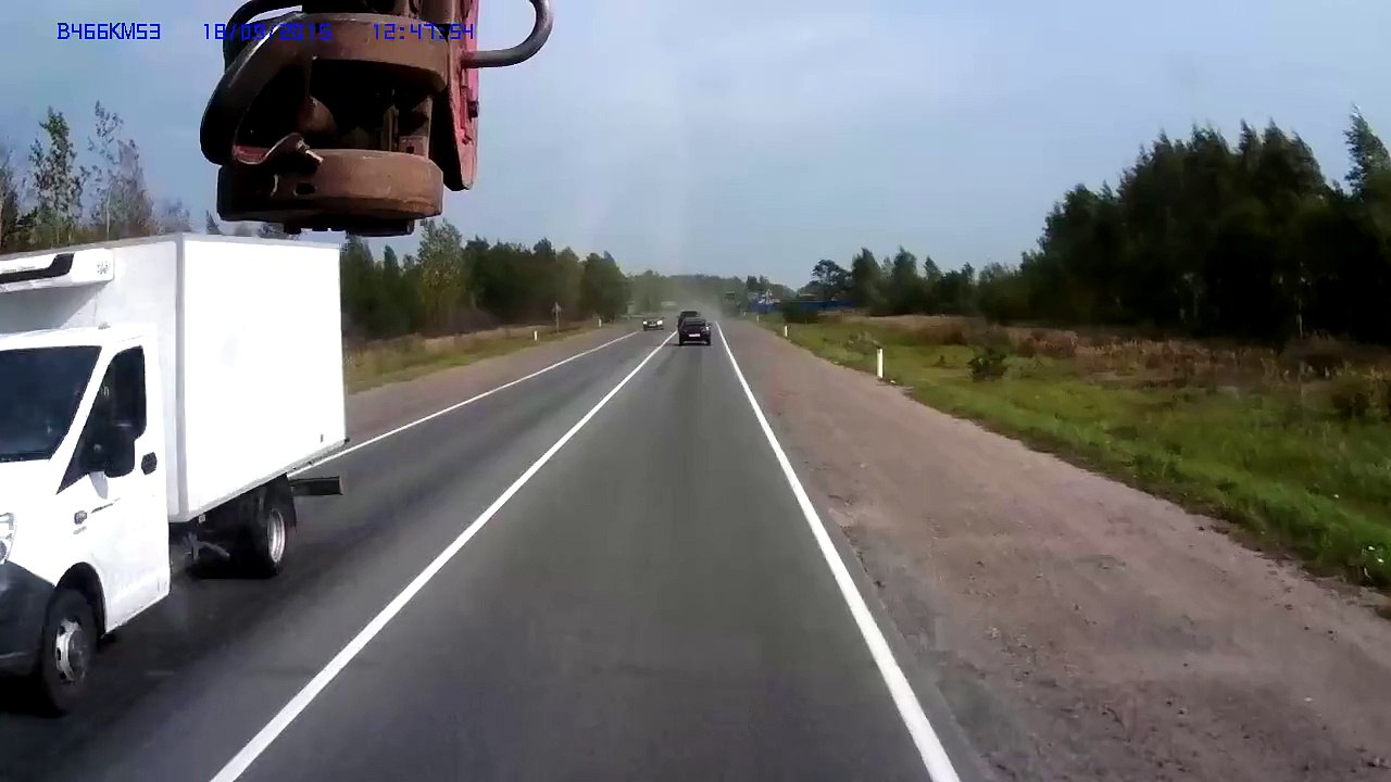 Un tracteur qui à mal attaché sa remorque, regardez la suite.