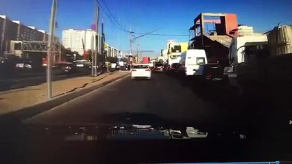 Camion qui tourne à droite emboutit voiture sur la droite