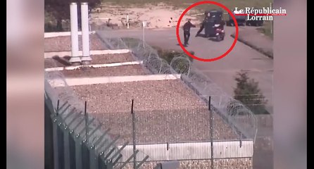 Les policiers les interpellent en leur jetant une poubelle dessus