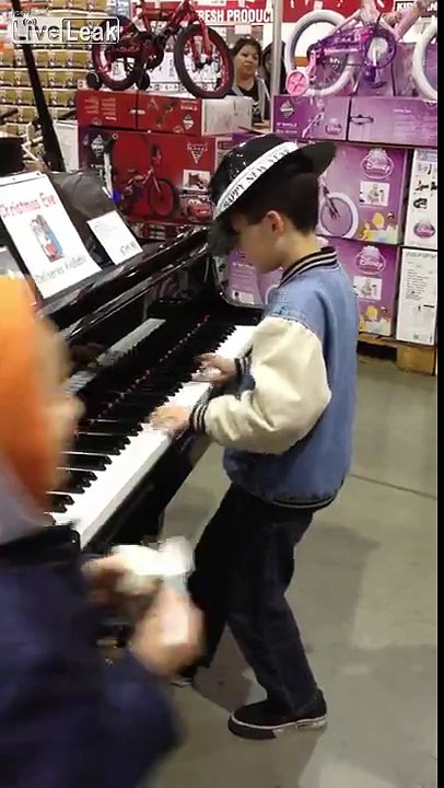 Little Kid Amazes Costco Shoppers with His Impromptu Piano Performance